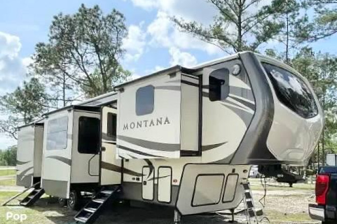2018 Montana 3820FK