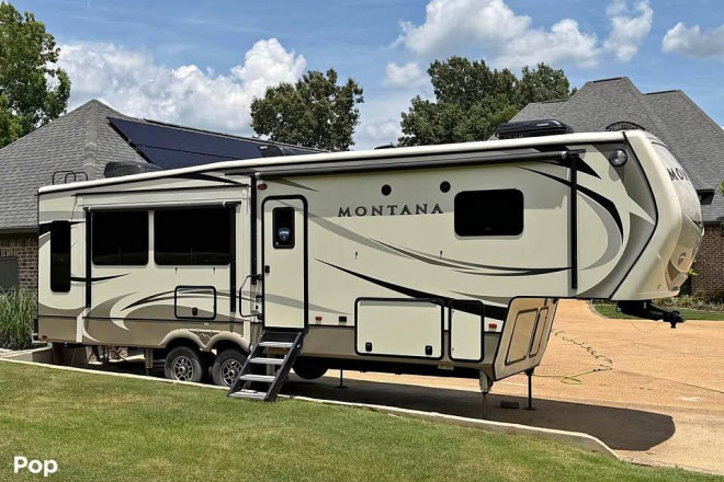 2018 Montana 3121RL