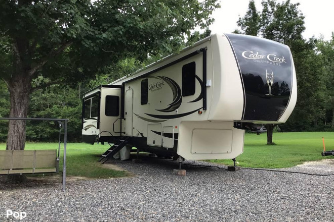 2019 Cedar Creek Champagne 38EL