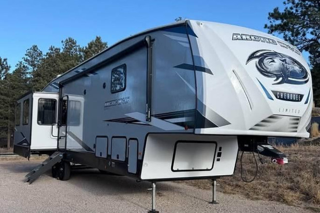 2021 Arctic Wolf 3880 SUITE