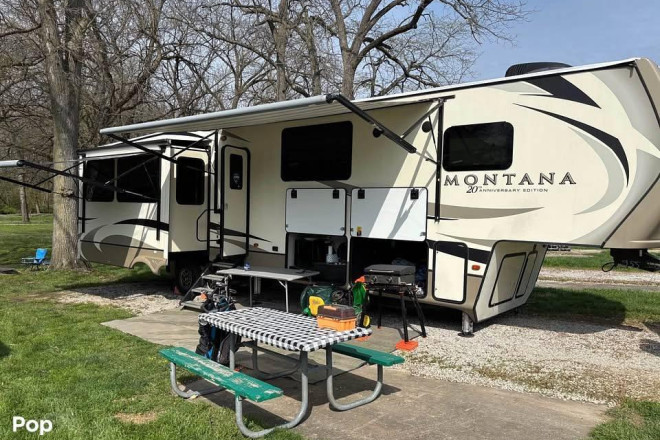 2019 Montana 3855BR