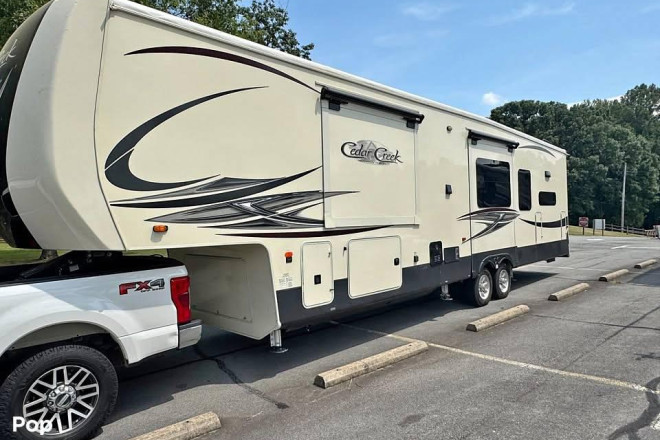 2019 Cedar Creek 38dbrk