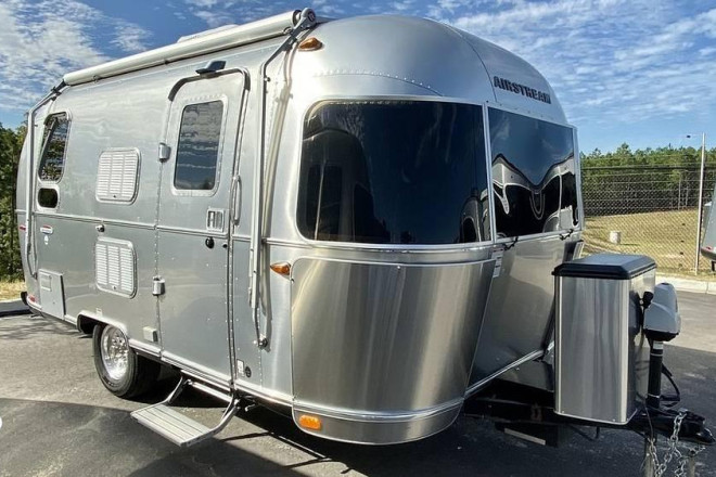 2017 International Serenity 19