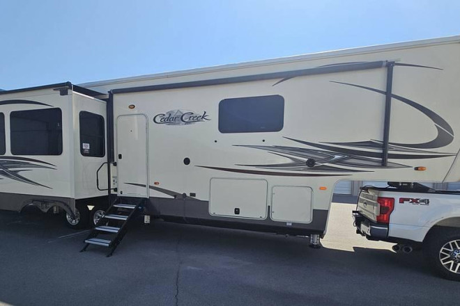 2019 Cedar Creek 38dbrk