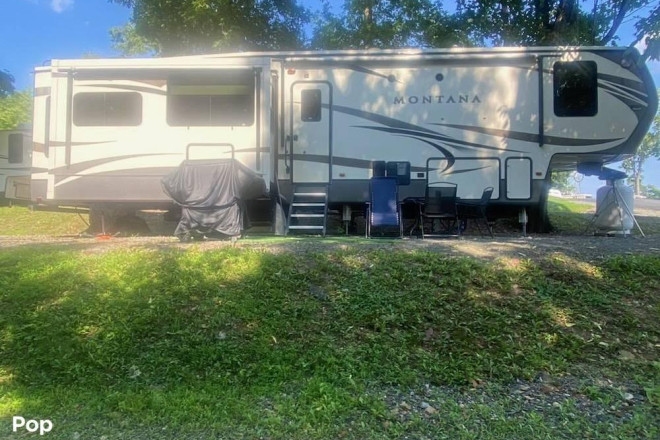 2017 Montana 3720RL
