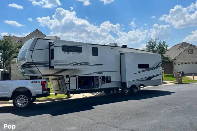 2022 Montana 3231CK