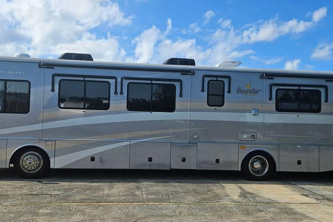 2005 Bounder 38N