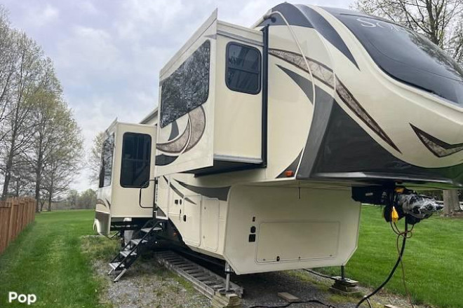 2017 Solitude 379FLS