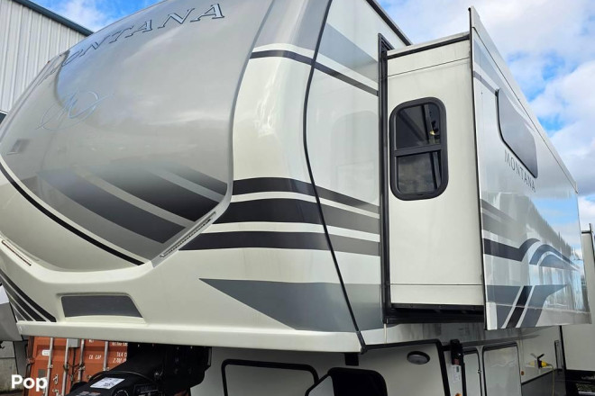 2022 Montana 3813MS