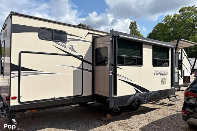 2017 Tracer Ultra Lite Executive Series 3250BHD