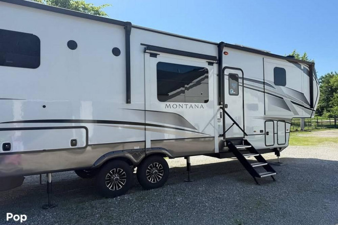 2024 Montana 3795FK