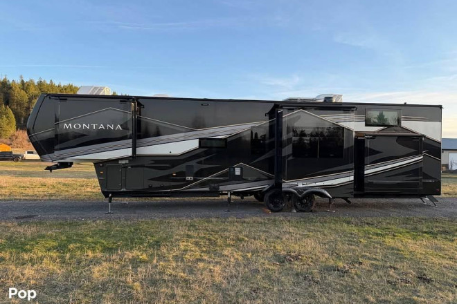 2025 Montana 3915TB