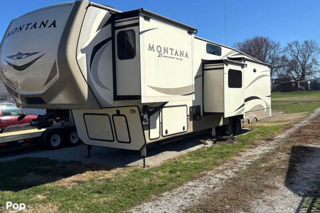 2019 Montana 3855BR