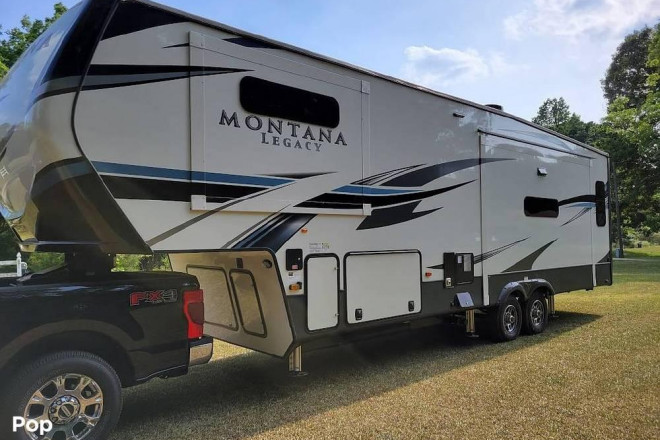 2021 Montana 3121RL