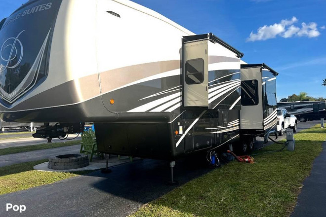 2022 Mobile Suites 42RKDB