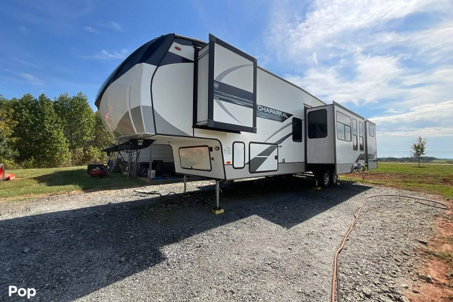 2022 Chaparral 367BH