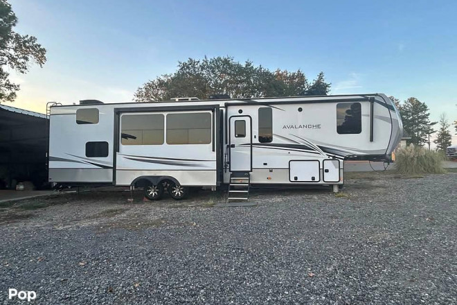 2023 Avalanche 390ds